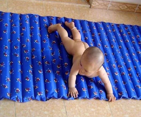 Đệm nước cho bé.