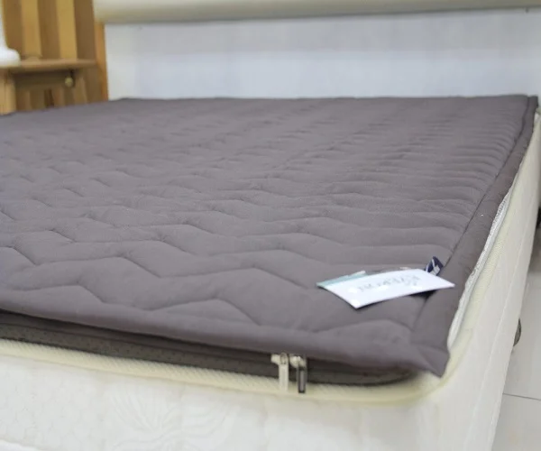 Nệm bông ép đa năng được trang bị 2 lớp chống trượt giúp cố định nệm tốt hơn
